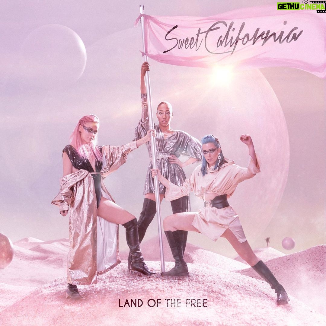 Alba Reig Instagram - 🪐LAND OF THE FREE 🪐 Nuestro nuevo proyecto discográfico, el 25 de febrero a la venta en tiendas físicas y plataformas digitales. Os dijimos que estas fiestas tendríais regalo… y aquí está POR FIN!!!!!! “Land of the Free” es el primer volumen de una bilogía muy especial. Os iremos desvelando más detalles y muchas sorpresas en los próximos días. No os imagináis las ganas que tenemos de compartir este viaje con todos vosotros. Gracias siempre por la espera y el apoyo. Os queremos, Alba, Sonia y Tamy.