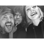 Alba Reig Instagram - No será nuestra mejor foto pero si la más auténtica. No puedo evitar reírme cada vez que aparece por mi carrete 💜 Por más noches así! Disfrutar de vuestra gente estos días @hectorgarciamadrid @tamysweetc
