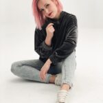 Alba Reig Instagram - Pues que os voy a decir... que estoy felisss! ORIGEN ya está aquí, ya tenéis las preventas en la web de @elcorteingles @fnac_esp @amazon @mediamarkt_es 💜 #sweetcalifornia #origensweetcalifornia