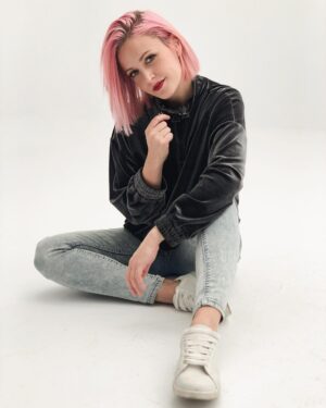 Alba Reig Instagram - Pues que os voy a decir... que estoy felisss! ORIGEN ya está aquí, ya tenéis las preventas en la web de @elcorteingles @fnac_esp @amazon @mediamarkt_es 💜
#sweetcalifornia #origensweetcalifornia