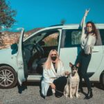 Alba Reig Instagram - Está en la actitud! Vamos a por este año con todas las ganas del mundo 🤘🏼 Agradecer a @goldcarrental por contar con nosotras y hacer que estas navidades sean más seguras. Aún podéis utilizar el código de descuento SWEET10 @mariapelaemusica #manué