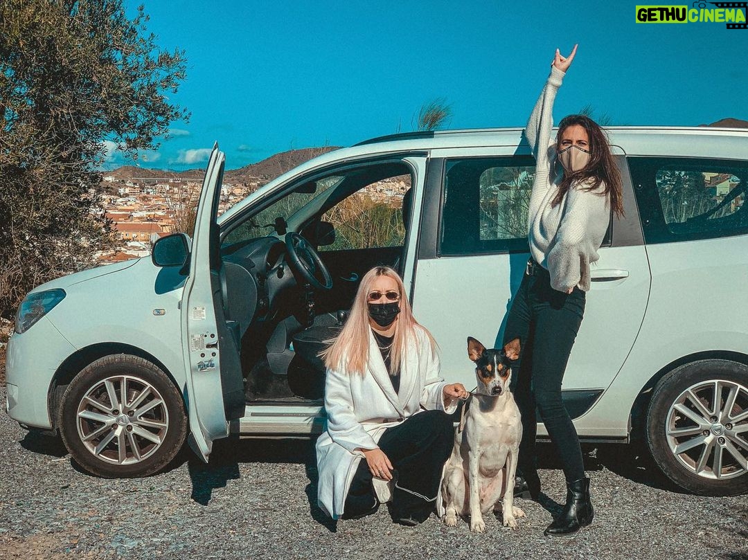 Alba Reig Instagram - Está en la actitud! Vamos a por este año con todas las ganas del mundo 🤘🏼 Agradecer a @goldcarrental por contar con nosotras y hacer que estas navidades sean más seguras. Aún podéis utilizar el código de descuento SWEET10 @mariapelaemusica #manué
