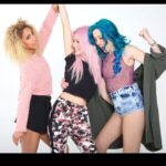 Alba Reig Instagram - Me acabo de dar cuenta de que en nuestra primera sesión de fotos @tamysweetc llevaba mi jersey, yo llevaba la camiseta de @tamysweetc y @soniasweetc llevaba mi pantalón. 😂😂 Mi peliazul cumple añitos hoy y el otro día, en modo profunda, ya le dije todo lo que la quería, así que aquí no me voy a extender. Te quiero xoxete. A por otro año lleno de aventuras 😘
