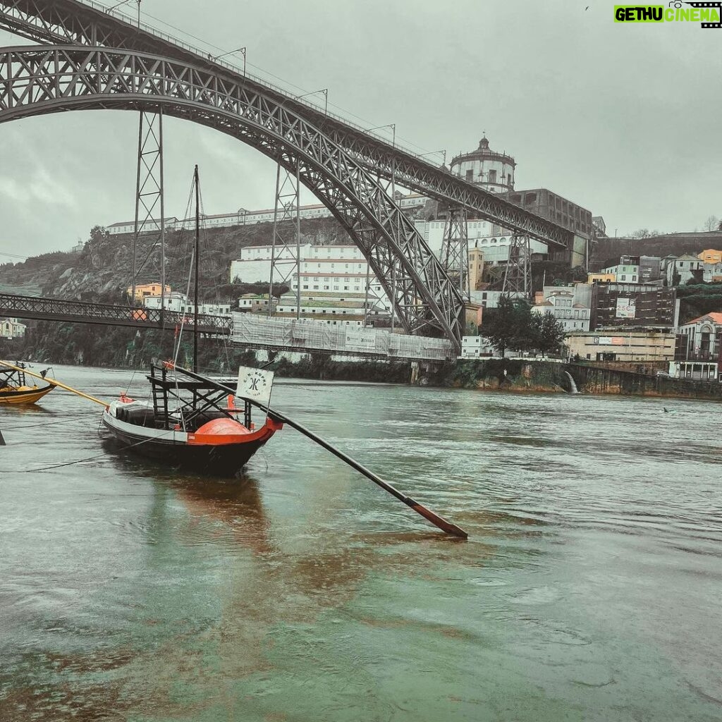 Alba Reig Instagram - Despidiendo y empezando el año a base de fado, bacalao y viño verde. Camino a este 2023 repletito de nuevos propositos. @mariapelaemusica Porto, Portugal