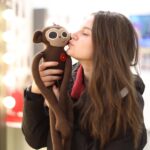 Alejandra Araya Instagram – Conoci esta bella iniciativa a través de la TV y hoy estuvo en Mega. @junglestudio_
En nuestro paÃs se diagnostican 500 nuevos casos de cáncer infantil cada año y para ayudar a que esta realidad sea más llevadera, hay 1500 simios que están a la espera de abrazar a algún niño que esté pasando por quimioterapia. !No te quedes fuera! Conoce mas de esta iniciativa y haz tu aporte (todo suma) en www.alaquimioconmisimio.cl y acompaña a un niño con cáncer.
