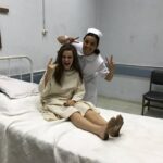 Alejandra Araya Instagram – Con mi querida @cote_carvajal en el psiquiatrico.
Amor a mis trabajos.