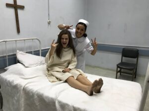 Alejandra Araya Instagram - Con mi querida @cote_carvajal en el psiquiatrico.
Amor a mis trabajos.