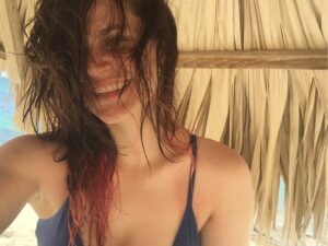 Alejandra Araya Instagram - Amo el mar en todas sus narraciones! 
Vamos por ese fin de año 🌎