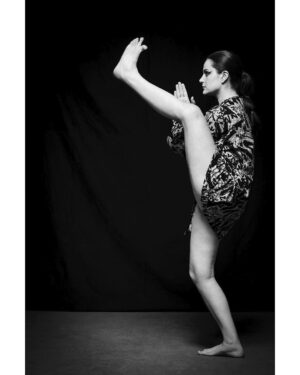 Alejandra Araya Instagram - Una pequeña muestra de mi Kalari (Arte marcial de la India) hoy; para @revistaviernes 
Fotografia: @sebastian_utreras 
Maquillaje y pelo: @marcelobhanu 
Produccion: @marco.valdespaillaqueo
Mi maestro querido: @eyalmeyer
Gracias 🙏🏿 @ricciulinda