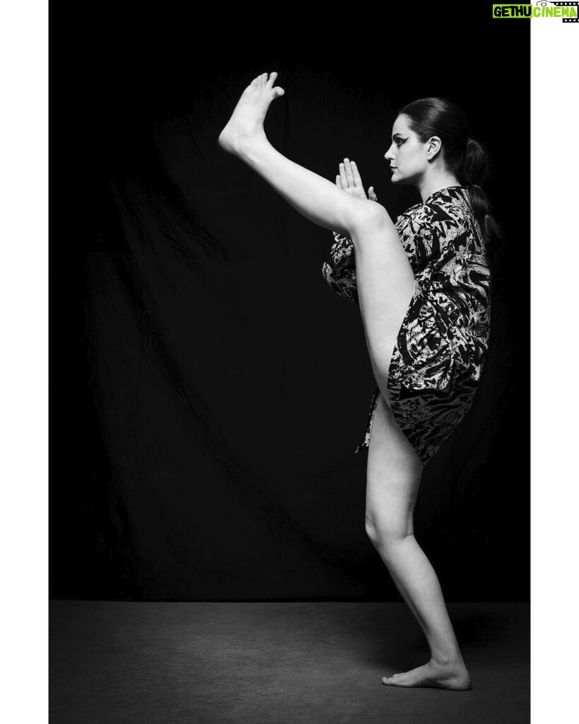 Alejandra Araya Instagram - Una pequeña muestra de mi Kalari (Arte marcial de la India) hoy; para @revistaviernes Fotografia: @sebastian_utreras Maquillaje y pelo: @marcelobhanu Produccion: @marco.valdespaillaqueo Mi maestro querido: @eyalmeyer Gracias 🙏🏿 @ricciulinda