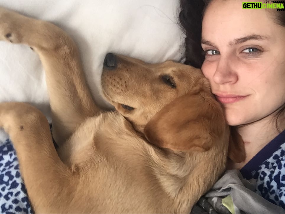 Alejandra Araya Instagram - Mejor manera de despertar 🖤
