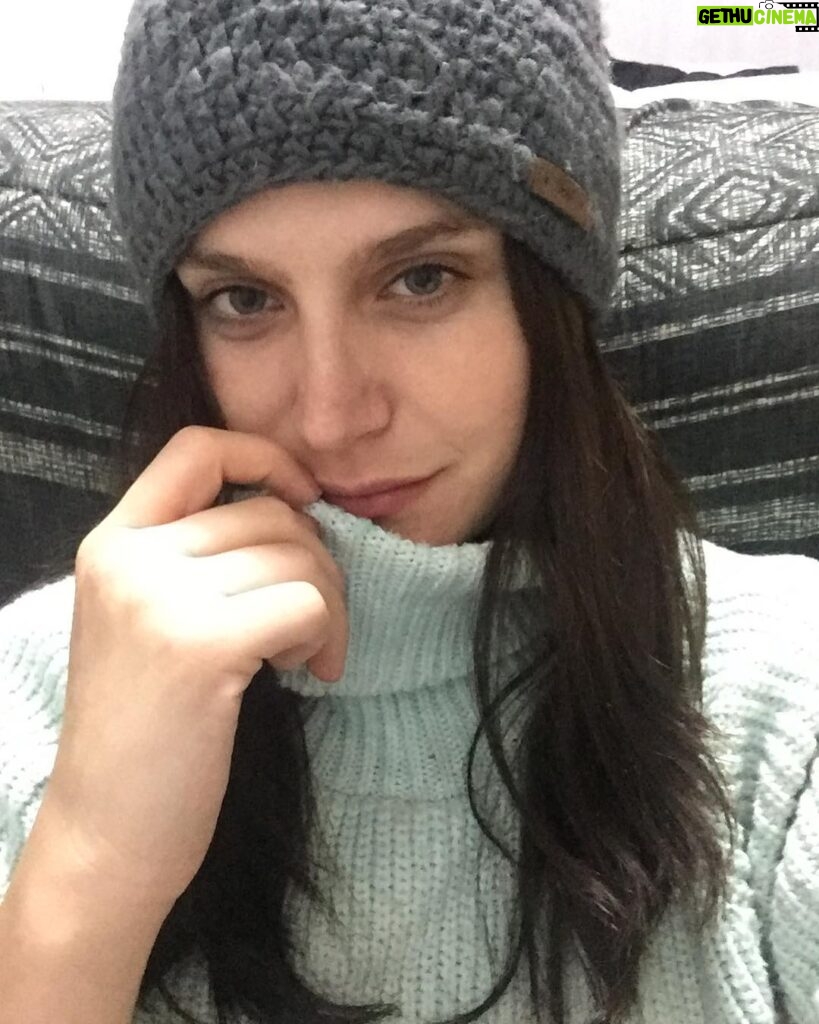 Alejandra Araya Instagram - Entre lanas, resfríos y juventud! Buena semana para todos! 👣🌎