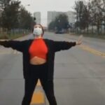 Alejandra Araya Instagram - Hay una protesta a nivel mundial, hay una voz sin fronteras, un movimiento feminista, un estallido social en el mundo. Pasó algo inesperado; despertamos uniformados con una mascarilla en nuestros rostros, - De pronto el mundo estaba saliendo a la calle y nos quedamos encerrados. Se taparon las caras y las manos. No hicimos preguntas. ¿Por qué el encierro ahora? un Chile en la calle, un Nueva York vacío, un Nueva York que ahora grita, Chile “en casa”, el mundo y una sola voz. Somos cuerpos sobrevivientes Cuerpos sintientes y a veces adormecidos Cuerpos pensantes y muchas veces reprimidos Por el sistema Por nuestras relaciones Por nosotros mismos. Será tiempo de despertar? Será tiempo de sentir? Será el tiempo? El inconsciente colectivo se mueve sin parar. La evolución de los pueblos, nuestros orígenes, los pensadores, sus gobernantes y el nuevo ciudadano. “Todavía es tiempo de que abras los ojos si no quieres que te los abran” …Gastón Soublette Y lo que pasa allá pasa acá- #chileNYC #Cuerpossinfronteras #weareconected