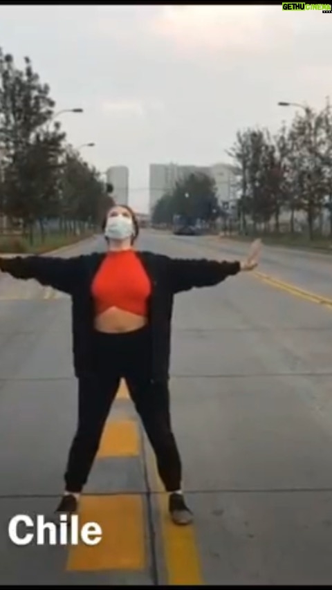 Alejandra Araya Instagram - Hay una protesta a nivel mundial, hay una voz sin fronteras, un movimiento feminista, un estallido social en el mundo. Pasó algo inesperado; despertamos uniformados con una mascarilla en nuestros rostros, - De pronto el mundo estaba saliendo a la calle y nos quedamos encerrados. Se taparon las caras y las manos. No hicimos preguntas. ¿Por qué el encierro ahora? un Chile en la calle, un Nueva York vacío, un Nueva York que ahora grita, Chile “en casa”, el mundo y una sola voz. Somos cuerpos sobrevivientes Cuerpos sintientes y a veces adormecidos Cuerpos pensantes y muchas veces reprimidos Por el sistema Por nuestras relaciones Por nosotros mismos. Será tiempo de despertar? Será tiempo de sentir? Será el tiempo? El inconsciente colectivo se mueve sin parar. La evolución de los pueblos, nuestros orígenes, los pensadores, sus gobernantes y el nuevo ciudadano. “Todavía es tiempo de que abras los ojos si no quieres que te los abran” …Gastón Soublette Y lo que pasa allá pasa acá- #chileNYC #Cuerpossinfronteras #weareconected