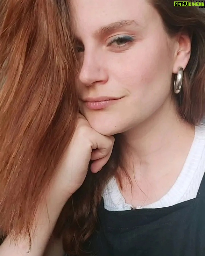 Alejandra Araya Instagram - Así me siento en este nuevo cumpleaños, mis 32. Abrazando mis múltiples yo. Gracias infinitas por todos sus saludos que me alegran el corazón. A mis amigas y amigos de siempre, los tengo en mi 🖤. Gracias vida!