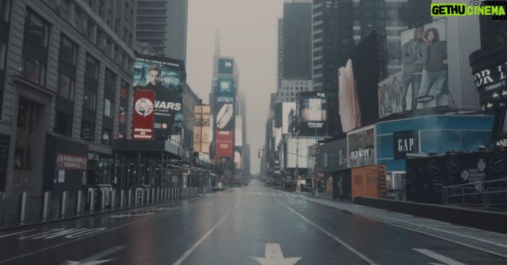 Alejandro Hernández Instagram - Went out and filmed the empty streets of #NYC during the pandemic. #Coronavirus #NewYork / Grabé las calles vacías de NYC durante la pandemia. Manhattan, New York