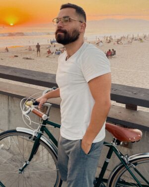 Alejandro Hernández Instagram - En mi nueva ciudad, con mi nueva bicicleta #AleGoesWest