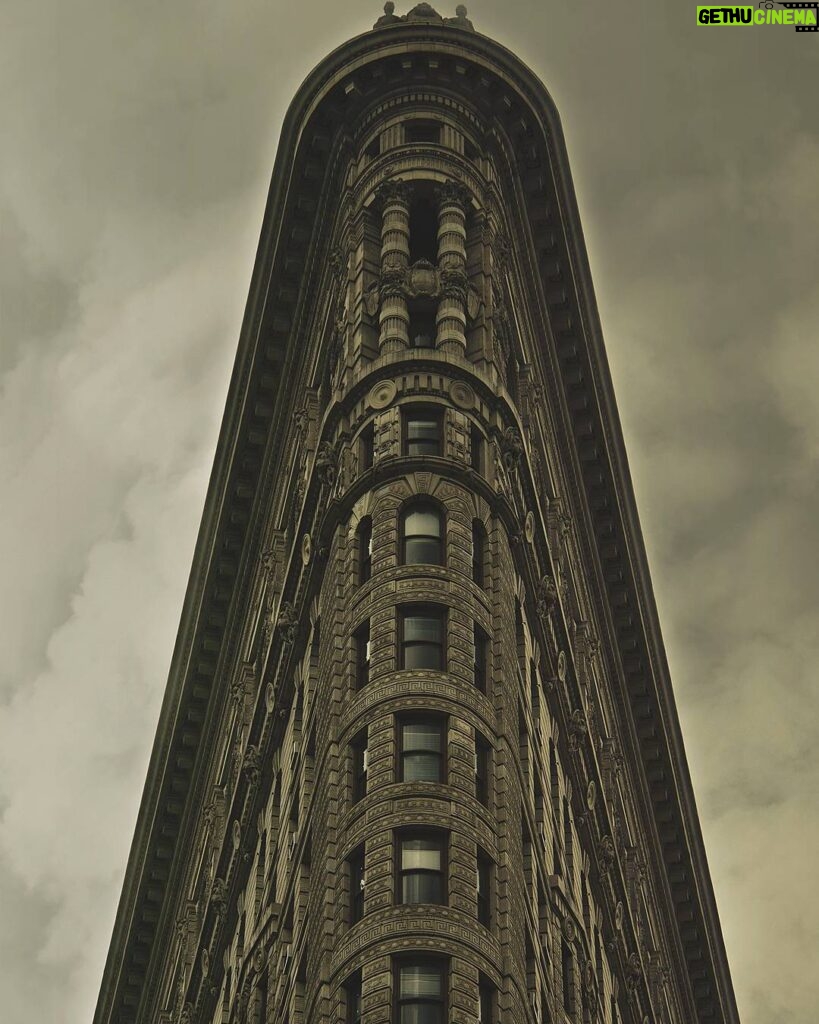 Alejandro Hernández Instagram - Siento que este edificio en cualquier momento va a despegar hacia el espacio. Flatiron Building