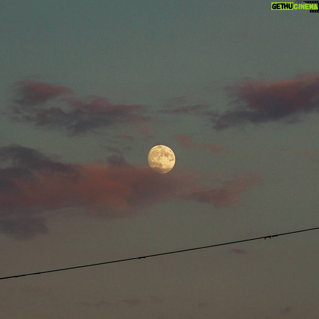 Alejandro Hernández Instagram - Daylight moon 🌕 (No Photoshop, I swear)