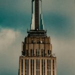 Alejandro Hernández Instagram - Nunca han visto el Empire State así de cerca. #GalaxyS22Ultra . #nyc #manhattan #moodygrams #cinematography #galaxys22 #s22ultra #mobilephotography #justgoshoot #visuals #filmmaking #newyork #empirestatebuilding #cinematic #architecture #davinciresolve #adobelightroom #lightroom #mobile #phonephotography #artofvisuals #snapseed #filmlook Empire State Building
