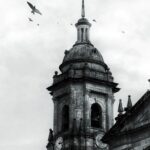 Alejandro Hernández Instagram - Bogotá tiene un aire sorprendentemente misterioso. Parroquia Catedral de Bogotá - San Pedro