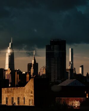 Alejandro Hernández Instagram - Atardeceres cinematográficos | Segunda foto es la versión no editada
.

.

#note20ultra #nyc #brooklyn #williamsburg #moody #buildings #architecture #moodygrams #visuals #skyline #cinematography #justgoshoot #newyork #manhattan #davinciresolve #cinematic #manhattan