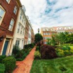 Alejandro Hernández Instagram - Mis partes favoritas de viajar: 1) admirar la arquitectura, 2) tirar Old Town Alexandria, Virginia