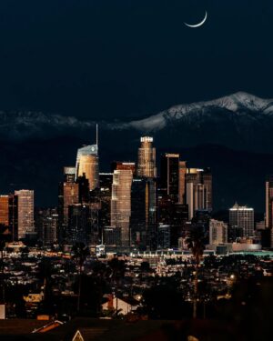 Alejandro Hernández Instagram - Ustedes sabían que en Los Angeles se ven montañas con nieve en invierno? Yo tampoco.

.

#losangeles #california #skyline #moodygrams #DTLA #KennethHahnPark #CulverCity #cinematic #justgoshoot