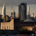 Alejandro Hernández Instagram - Atardeceres cinematográficos | Segunda foto es la versión no editada . . #note20ultra #nyc #brooklyn #williamsburg #moody #buildings #architecture #moodygrams #visuals #skyline #cinematography #justgoshoot #newyork #manhattan #davinciresolve #cinematic #manhattan Williamsburg, Brooklyn