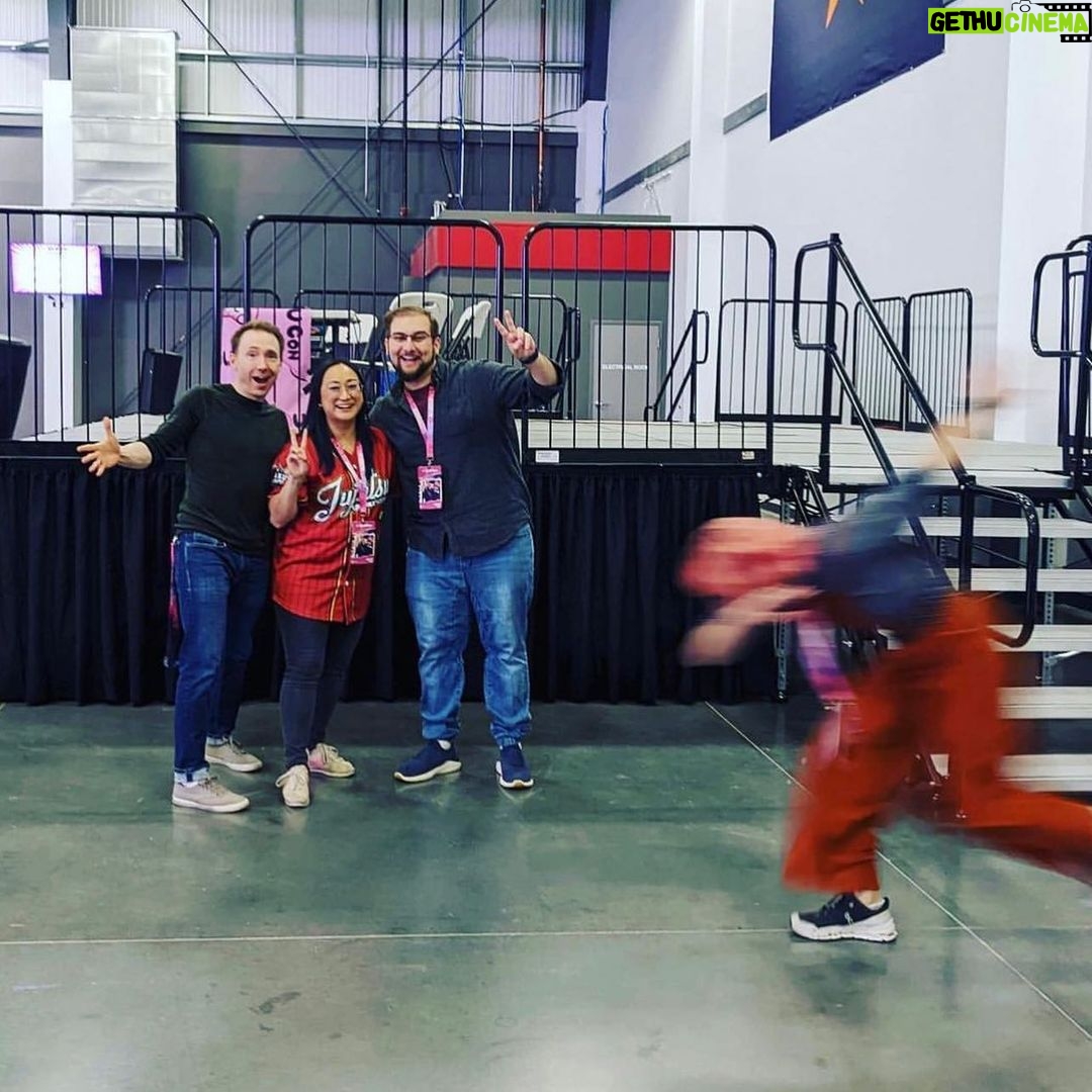 Alejandro Saab Instagram - UWUCON was super fun! Till the next convention 😎 #uwucon #lavoiceactors