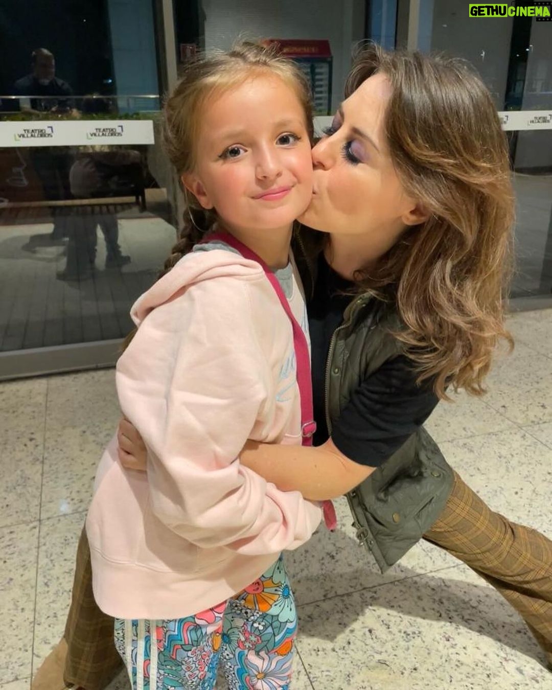 Alessandra Maestrini Instagram - Domingo a Famiglia Maestrini veio em peso assistir a @kafkabonecaviajante . Até mesmo nossa princesinha Alícia que veio láaaa da América do Norte. Che notte piena d'amore❣️🤌🏻 "Kafka e a Boneca Viajante" tem só mais duas semanas em São Paulo. De sexta a domingo, no @teatro_villalobos . Link para ingressos na bio! Shopping VillaLobos