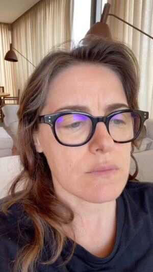 Alessandra Maestrini Instagram - Vocês, que entendem profundamente de política, religião, esporte, saúde, mercado financeiro e regras jurídicas, podem me ajudar?