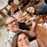 Alessandra Maestrini Instagram - Ontem foi um tal de uma surpresa gostosa atrás da outra, tudo regado a muita gargalhada... no @outbackbrasil que apoia @kafkabonecaviajante no @shoppingvillalobos e ainda dá a caneca de brinde a quem vai de chopp 🍻 PS: Como Daniel Torres cresceu!!!🙀 Shopping VillaLobos