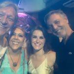 Alessandra Maestrini Instagram - Sobre uma noite pra lá de linda... Minha amiga e advogada parceira de toda a vida @andreafrancez celebrando seu aniversário / cura pós químio, rodeada de inúmeros amigos parceiros de toda a vida. Me chamaram para uma canja com a divina e espetacular banda do @institutofaveladapaz . Puxei o grave do grave de um "Não Deixa o Samba Morrer" como aposta de repertório em comum a jato rsrs... O alto astral desse encontro... Só quem estava lá e que sabe muito bem o que celebrava lá para saber. Só pra dar um gostinho, arrasta pro lado e sente um trecho do duelo de trompetes que rolou de improviso em homenagem, quando viram que Déia chegou na pista de dança... Déia, te amo muuuitoooo!!!! Alegria e gratidão que não tem fim... Feliz tudo, minha amiga❣️🌈