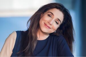 Alessandra Maestrini Instagram - A roda viva é tamanha que a gente quase não se encontrou este ano... Mas ela continua sendo uma das minhas pessoas preferidas no Planeta!

Aliás, pessoa, artista, cabeça, coração, ação, colega e amiga. E, claro, uma das mais lindas e hilárias...

Auguri @marisaorth !

Feliz Nova Era!!! 🎂🎉🎈