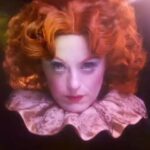 Alessandra Maestrini Instagram - Êis que chega aqui pra mim essa sugestão de reel criado pelo próprio instagram, integrando alguns stories meus que a IA reconheceu como representando o mesmo tema. Então aproveito para celebrar e contar um pouco mais sobre minha relação com o espetáculo @kafkabonecaviajante : Em junho de 2020, recebi uma mensagem de @maryangelccm perguntanddo se poderia colocar meu nome no projeto de captação para o espetáculo. A ficha técnica era encabeçada pelo meu muito amado diretor @joaofonsek1 , responsável pela minha primeira indicação ao prêmio mais importante do teatro (na Época, era o Shell) por "O Casamento do Pequeno Burguês". O elenco de "Kafka e a Boneca Viajante" trazia um de meus "irmãos de palco" no papel de Kafka: @andre_dias com quem eu não contracenava desde RENT. E, à época da inscrição do projeto, fechava-se o trio com @leticiacolin (cujo talento admiro absurdamente desde sempre) no papel da menina. Em dezembro de 2022, João me escreve com boas novas: J - "Parece que o investimento vai sair! Vamos fazer no 1° semestre do ano que vem! Você pode?" A - "Gravo @osomeasilaba para o @disneyplusbr até final de fevereiro. Se for depois de março, POSSO!" (continua nos comentários) OBS: Você encontra o texto na íntegra no meu perfil do facebook.