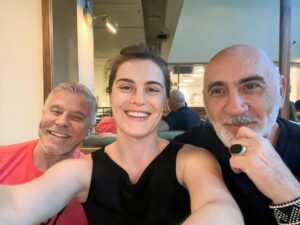 Alessandra Maestrini Instagram - O que você faz quando tem assunto pra, pelo menos, 2 refeições? Faz um brunch regado a amor, humor, poesia e muita, muuuuitaaaa história pra lembrar, pra contar e pra criar!!! L'chaim! 🍳🥓🍰☕️🥂🍾