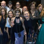 Alessandra Maestrini Instagram - Os produtores de @kafkabonecaviajante (@felipeheraclitolima , @maryangelccm e @amandinhacmenezes ) realizaram ontem um showzaço dirigido por @joaofonsek1 no @rosewoodsaopaulo . Quando eu soube que se reuniriam num mesmo palco para homenagear @ritalee_oficial @zeliaduncan @fernandaabreureal @ceu @orqimperial Mel Lisboa (como Rita Lee) e @linikeroficial (que eu não consegui filmar pq já estava dançando loucamente na pista), mexi meus pauzinhos e dei meu jeito de conferir esse evento exclusivíssimo. Que festa! Todo mundo se levantou, cantou, dançou... Arrasta pro lado e vê nossos estado no início da madrugada😂 "Baila Comigo, Rita Lee" segue sua turné vip do vip para Salvador e Bahia. Quem puder ir, #sóvai! Rosewood São Paulo