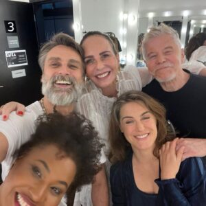 Alessandra Maestrini Instagram - Ontem foi um tal de uma surpresa gostosa atrás da outra, tudo regado a muita gargalhada... no @outbackbrasil que apoia @kafkabonecaviajante no @shoppingvillalobos e ainda dá a caneca de brinde a quem vai de chopp 🍻

PS: Como Daniel Torres cresceu!!!🙀