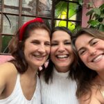 Alessandra Maestrini Instagram - Sobre uma noite pra lá de linda... Minha amiga e advogada parceira de toda a vida @andreafrancez celebrando seu aniversário / cura pós químio, rodeada de inúmeros amigos parceiros de toda a vida. Me chamaram para uma canja com a divina e espetacular banda do @institutofaveladapaz . Puxei o grave do grave de um "Não Deixa o Samba Morrer" como aposta de repertório em comum a jato rsrs... O alto astral desse encontro... Só quem estava lá e que sabe muito bem o que celebrava lá para saber. Só pra dar um gostinho, arrasta pro lado e sente um trecho do duelo de trompetes que rolou de improviso em homenagem, quando viram que Déia chegou na pista de dança... Déia, te amo muuuitoooo!!!! Alegria e gratidão que não tem fim... Feliz tudo, minha amiga❣️🌈