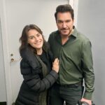 Alessandra Maestrini Instagram - E ontem à tarde assisti ao GATO brasileiro @pauloszot em "& Juliet" . O vozeirão que lhe rendeu o primeiro Tony todo mundo já conhece. A surpresa deliciosa é que Paulo está HILÁRIO em @andjulietbway . O espetáculo é uma festa debochada que celebra a obra de Shakespeare com um elenco 🔝. Szot na linha de frente. Estamos muito bem representados nos palcos de NYC! 😍🤩😎 Stephen Sondheim Theatre, Brooadway, NY