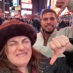 Alessandra Maestrini Instagram - O que será que a gente assistiu e achou tão ruim que saiu no meio? 👀 Times Square, New York City