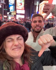 Alessandra Maestrini Instagram - O que será que a gente assistiu e achou tão ruim que saiu no meio? 👀 Times Square, New York City