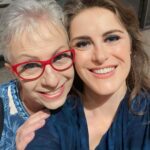 Alessandra Maestrini Instagram - Esta semana tivemos tb @mbehlau prestigiando @kafkabonecaviajante com uma entourage de nada menos que 30 alunos e profissionais da área de VOZ. Costumo dizer que Mara Behlau é A FONOAUDIOLOGIA. E, pra mim, é muito mais que isso. Todo mundo que já teve a sorte de esbarrar com ela em algum momento, sabe que a transformação que sua presença causa na vida de qualquer um é... inenarrável. EVOÉ!🥂🍾 Mara é MARA🩵 Shopping VillaLobos