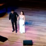 Alessandra Maestrini Instagram - Bom domingo a todos, relembrando este dia em que um de meus erês deu o ar da graça ao final de "Yentl em Concerto" e foi resgatado pelas mãos de meu marido musical @coutinho_joaocarlos 🎹🥰 🎼 "What Are You Doing The Rest of Your Life" Musica de Michel Legrand Letras de Alan & Marilyn Bergman 🎪 @teatroporto 💡 @wagner_freire_1 💄 @w.eliodorio 👘 Fábio Namatame 🎤 @mariojorgeandrade Teatro Porto Seguro