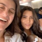 Alessandra Maestrini Instagram - Hoje aconteceu a coisa mais fofa do mundo... de novo!!! 😂🥰 Peguei a ponte aérea para o Rio de Janeiro e sentei ao lado dessa fofura, filha sortuda da linda, talentosa e amorosa @laisvieirat . Maria Clara iniciou uns protestos quando o avião deu sinais de que iria decolar. Então, resolvi conduzí-la a outra viagem... Deu certo!!! 😂❤️🎼 Quando o avião deu sinais de descida, a pequena avisou logo que tb estava estranhando aquilo. Então abrimos uma segunda sessão "a pedido do público", no caso: Ela❣️ Parece que estou começando a me especializar em hipnose de fofurinhas... rsrs E, de quebra, ainda fiz uma nova amiga! 💞 Viva a vida! 🥂