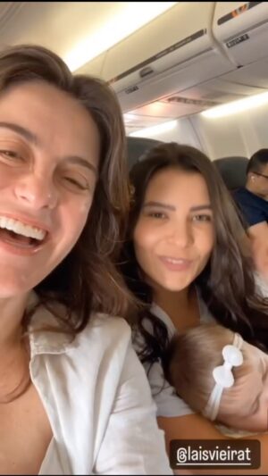 Alessandra Maestrini Instagram - Hoje aconteceu a coisa mais fofa do mundo... de novo!!! 😂🥰 Peguei a ponte aérea para o Rio de Janeiro e sentei ao lado dessa fofura, filha sortuda da linda, talentosa e amorosa @laisvieirat . Maria Clara iniciou uns protestos quando o avião deu sinais de que iria decolar. Então, resolvi conduzí-la a outra viagem... Deu certo!!! 😂❤️🎼 Quando o avião deu sinais de descida, a pequena avisou logo que tb estava estranhando aquilo. Então abrimos uma segunda sessão "a pedido do público", no caso: Ela❣️

Parece que estou começando a me especializar em hipnose de fofurinhas... rsrs

E, de quebra, ainda fiz uma nova amiga! 💞
Viva a vida! 🥂