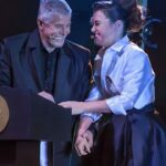 Alessandra Maestrini Instagram - Desde 1950 o Prêmio do Governador do Estado de São Paulo acontece. Este ano, @miguelfalabellareal e eu recebemos o convite da Secretária de Cultura @mariliamartonofc e de @zepossi (diretor do evento) para apresentar os vencedores dentre as mais variadas categorias culturais: Música, Dança, Teatro, Museus e Centros Culturais, Arte para Crianças, Incentivo à Leitura, Instituições Culturais e tanto mais. O maior homenageado da noite foi Danilo Santos de Miranda, mais que merecidamente considerado um "Ministro da Cultura extra oficial" por sua devoção ao desenvolvimento dos SESCs, não só por São Paulo, mas por todo país. Os indicados e premiados incluiram membros das comunidades LGBT, Guarani e Quilombola. Foi uma noite de muita alegria. É de extrema importância que se mantenham prêmios como este, que atravessam governos e décadas, independente de qualquer coisa, focados em seu compromisso com a Cultura. EVOÉ! PS: Registrados pelas lentes de @jessica__christina a equipe artística criadora da cerimônia e nossos parceiros de figurino, sapatos e maquiagem; artistas do mais alto calibre, que me acompanham ad aeternum... 💞🌟✨ Palácio dos Bandeirantes