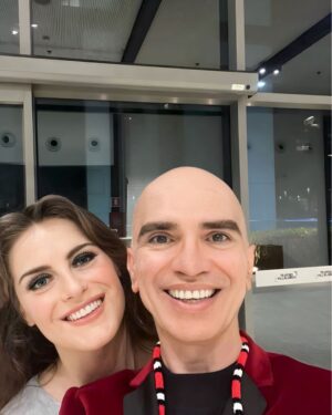 Alessandra Maestrini Instagram - E fechamos com chave de ouro! Quanta gente incrível na platéia!

Obrigada @kafkabonecaviajante por nos proporcionar tantos encontros sublimes! 💞