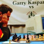 Alessandro Baricco Instagram - 1997. Il campione del mondo di scacchi Garry Kasparov perde contro Deep Blue (un computer): 3 e mezzo a 2 e mezzo.
